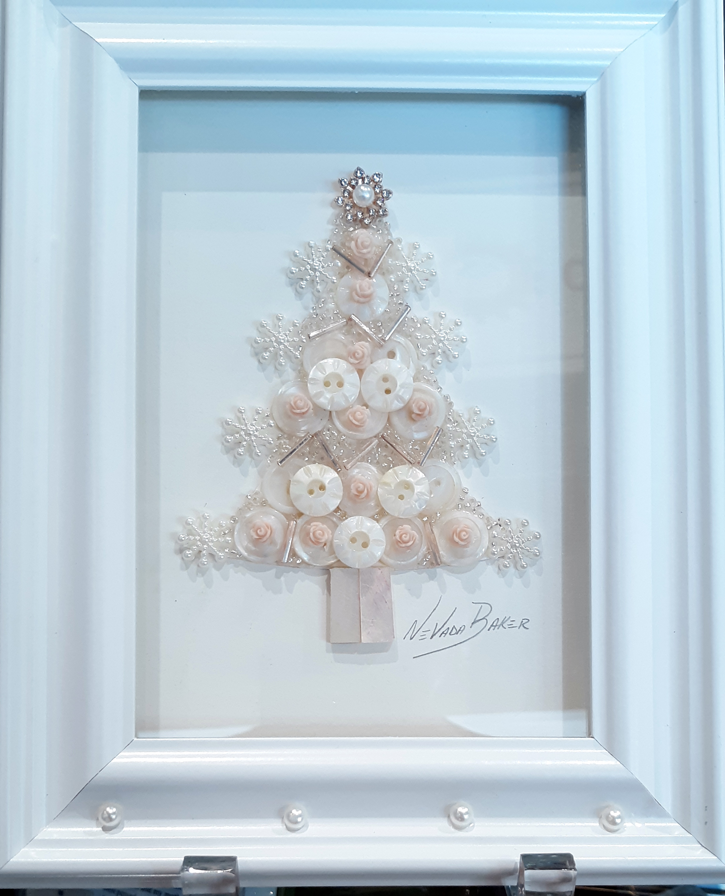 Red Barn Studio with Vada Baker - Pearl Button Christmas Tree Mosaic - December 4 Image